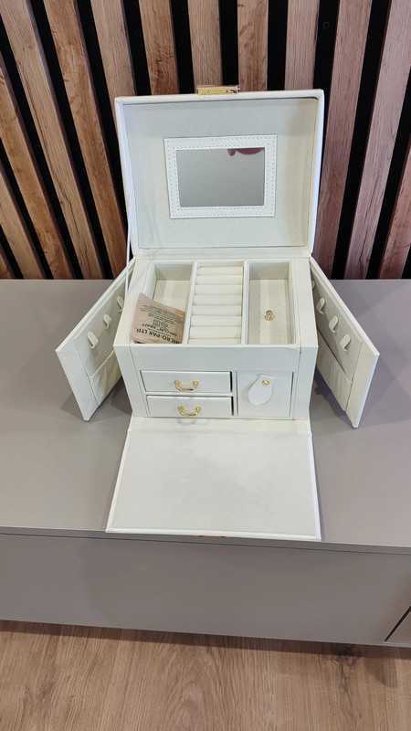 Kuferek na biżuterię – elegancki, nowy