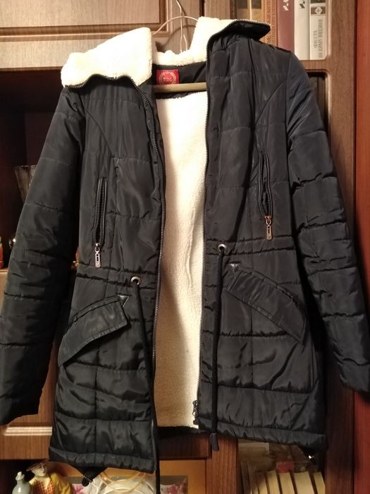 Куртка жіноча зимова  чорного кольору з білою теплою  підкладкою