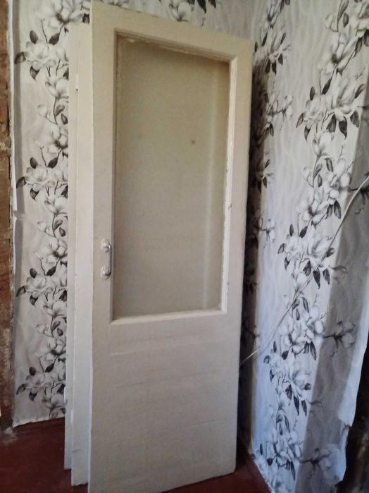 Двері дерев'яні 4 шт., лутки (порізані), вікна   б/у, стан на фото