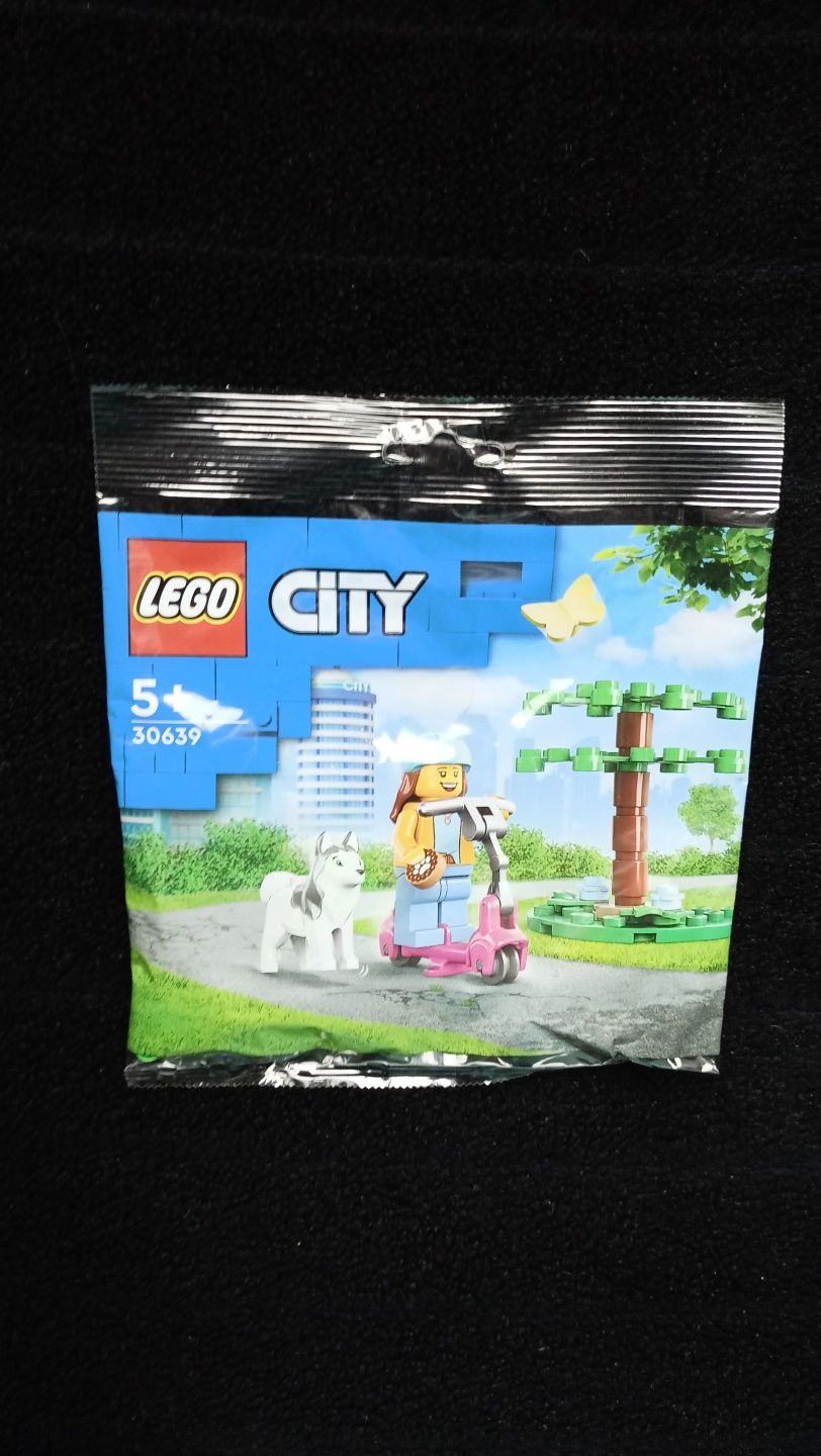 Klocki LEGO City 30639 - Wybieg dla psów i hulajnoga