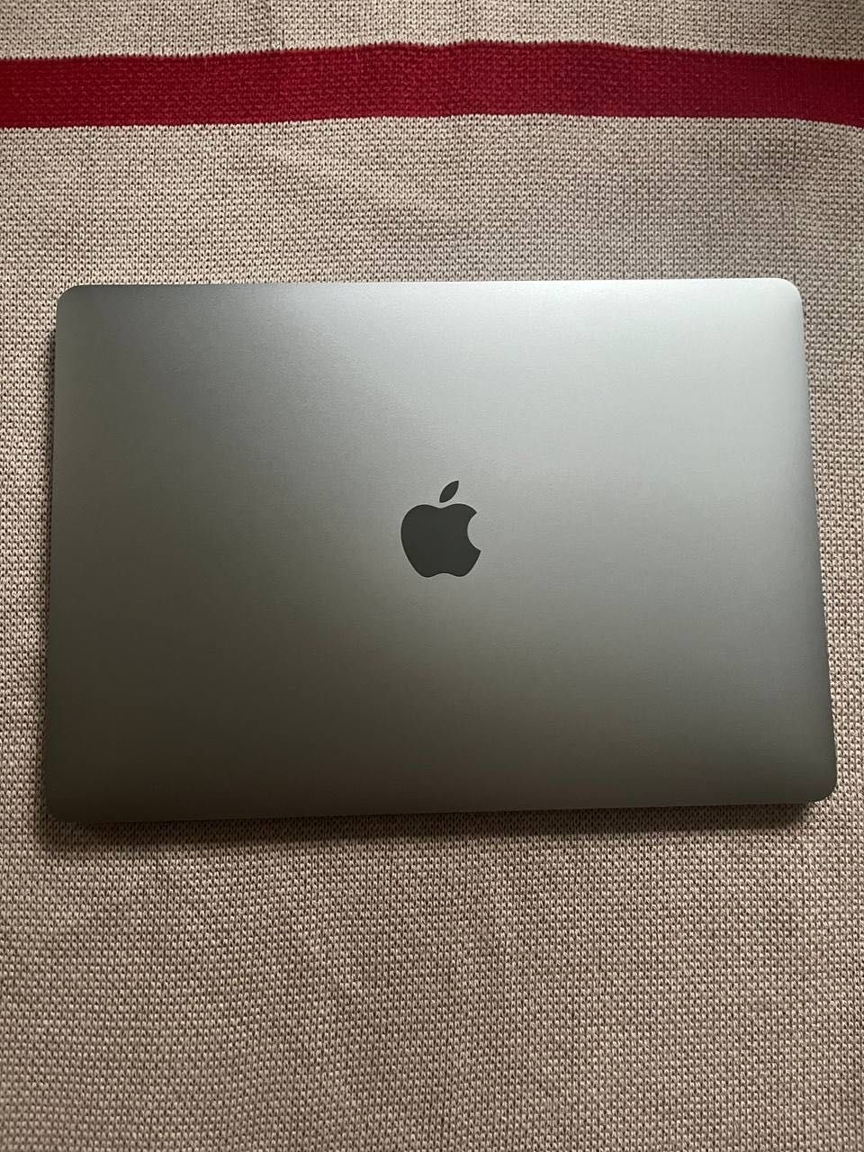 Продам MacBook Pro 13 2017 года (A1708) 8/256