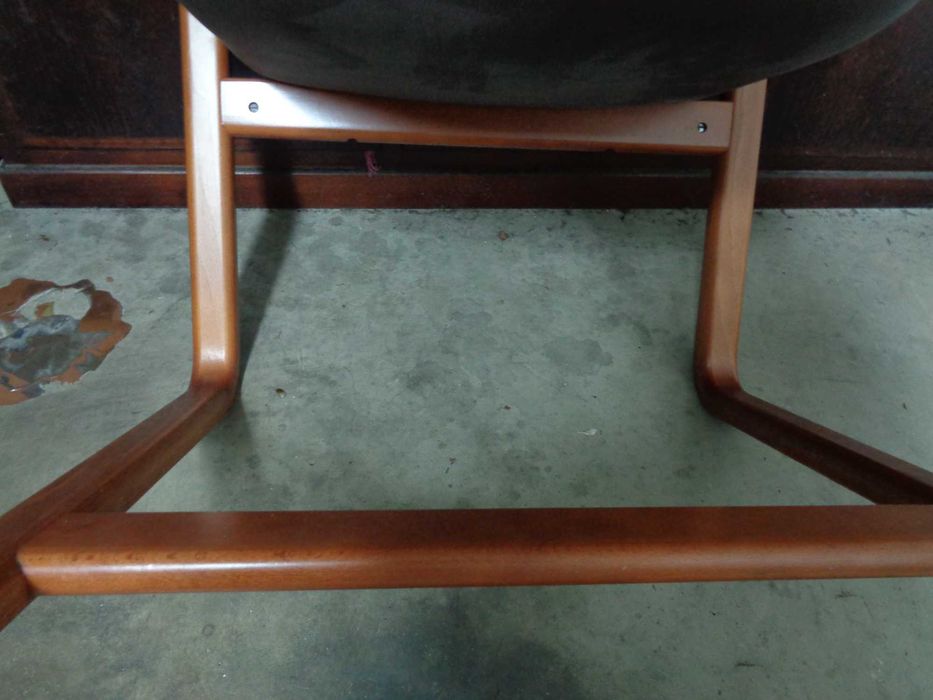 CADEIRAS pele e madeira (4)