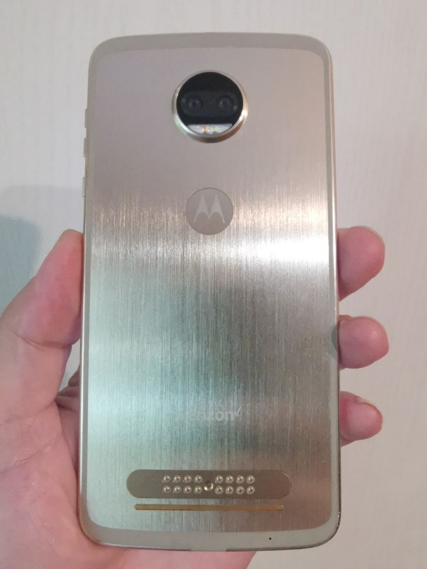 Motorola moto Z2 force .