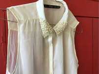 Camisa Zara com  pérolas no colarinho