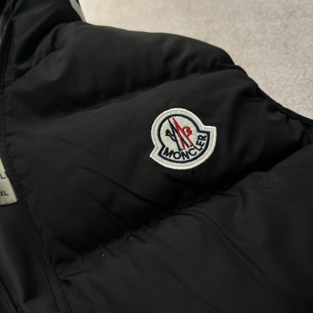 MONCLER РАСПРОДАЖА -40% Мужская черная жилетка безрукавка весна