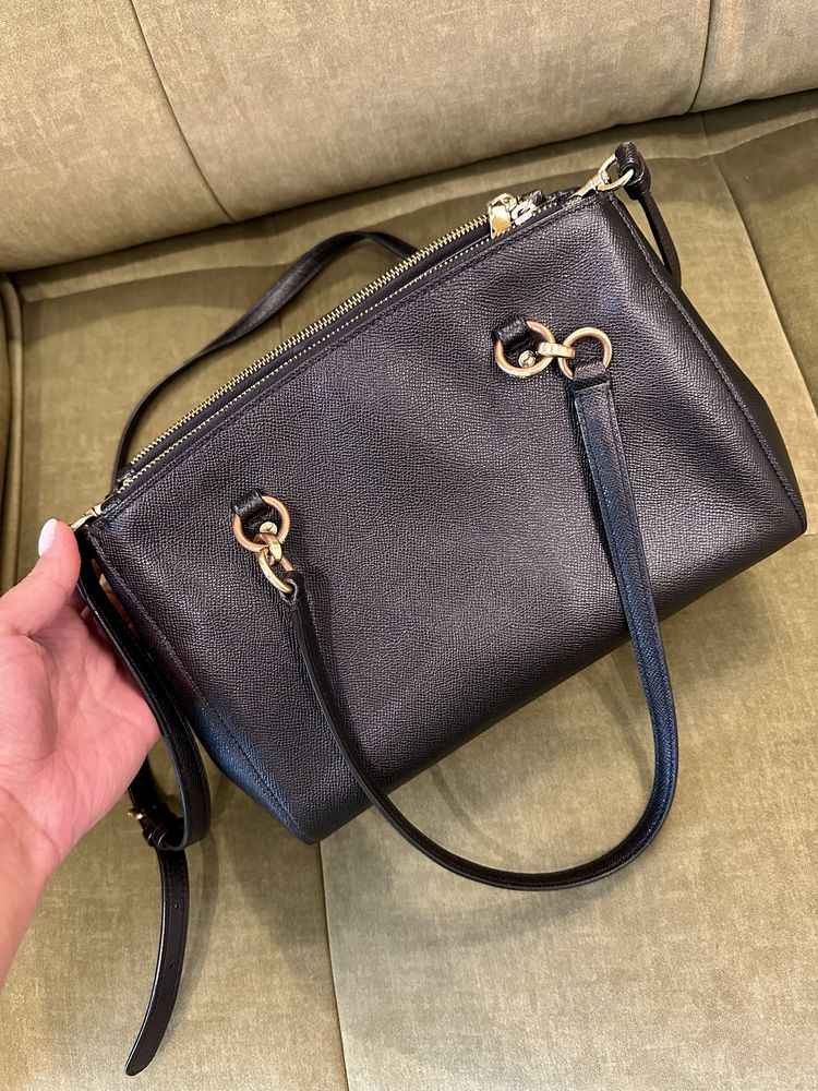Оригинальная женская кожаная сумка Coach черного цвета среднего размер