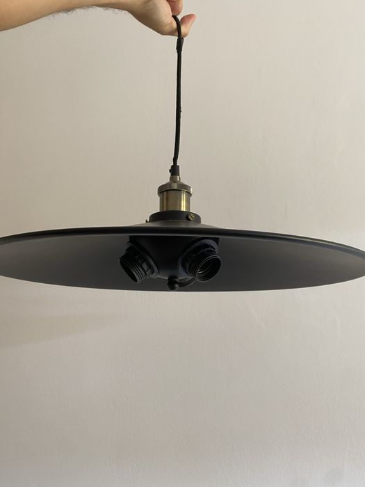 Candeeiro de teto Preto com detalhe dourado