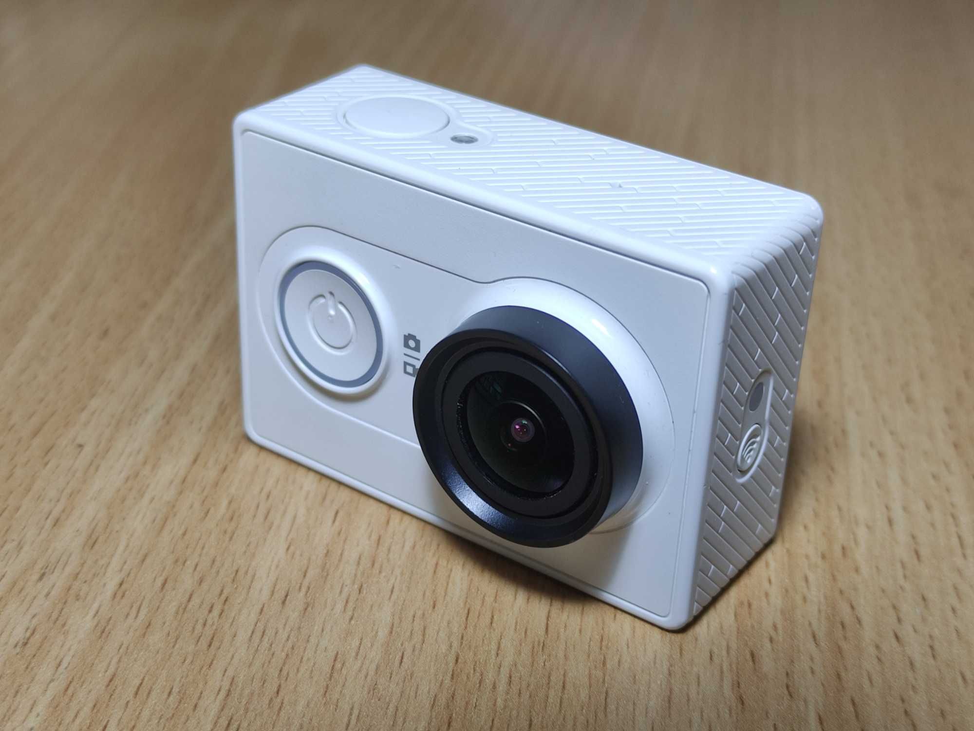 Екшн-камера Xiaomi Yi Action Camera: аквабокс, монопод, пульт, коробка