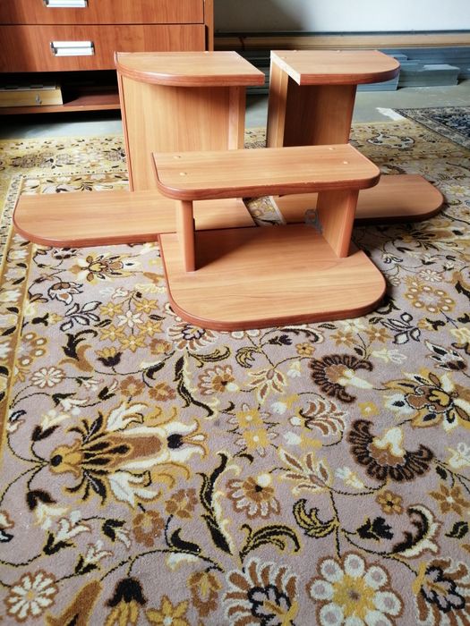 Trzy  półki na kwiaty, książki