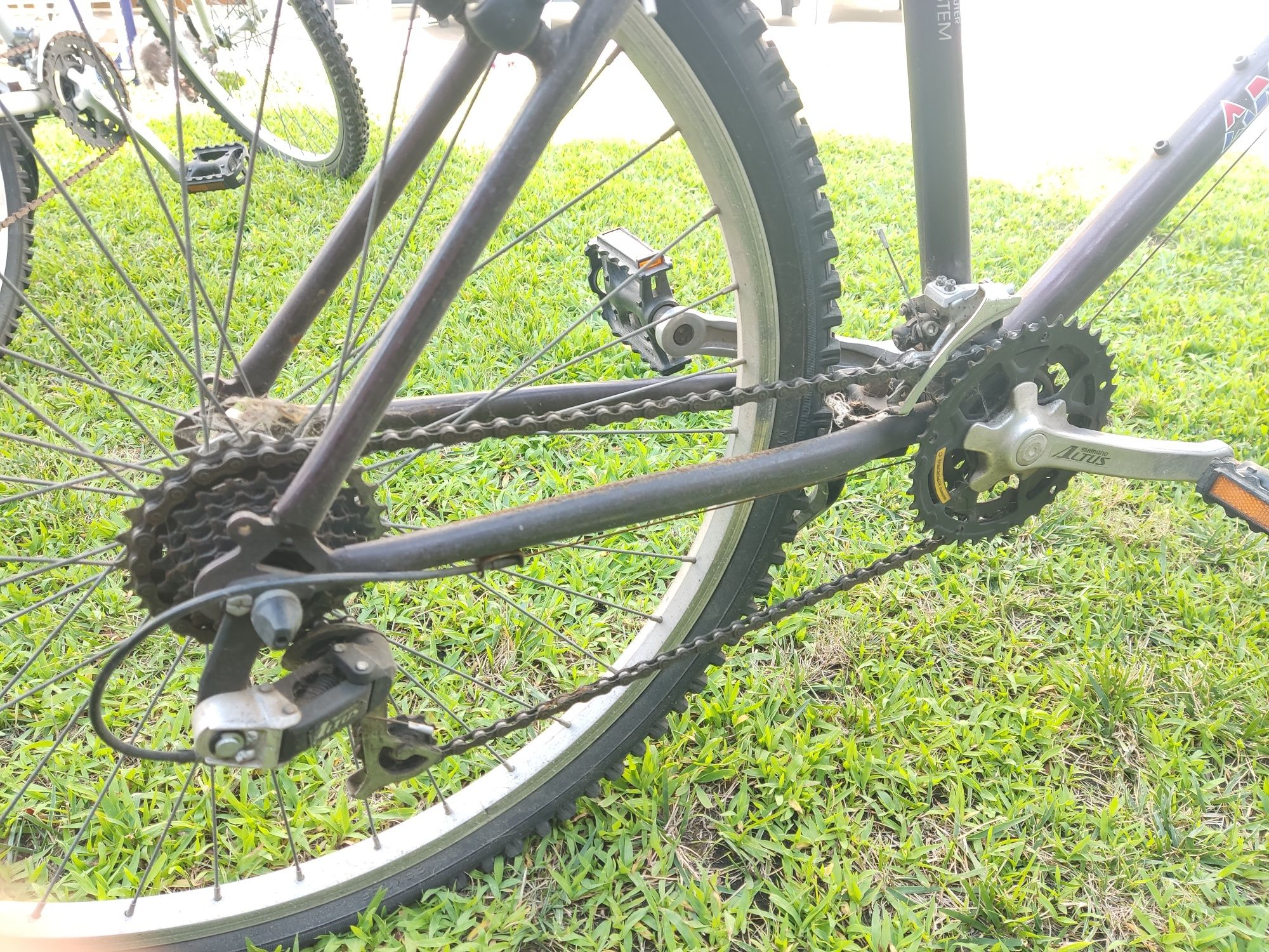 Duas bicicletas Shimano usadas