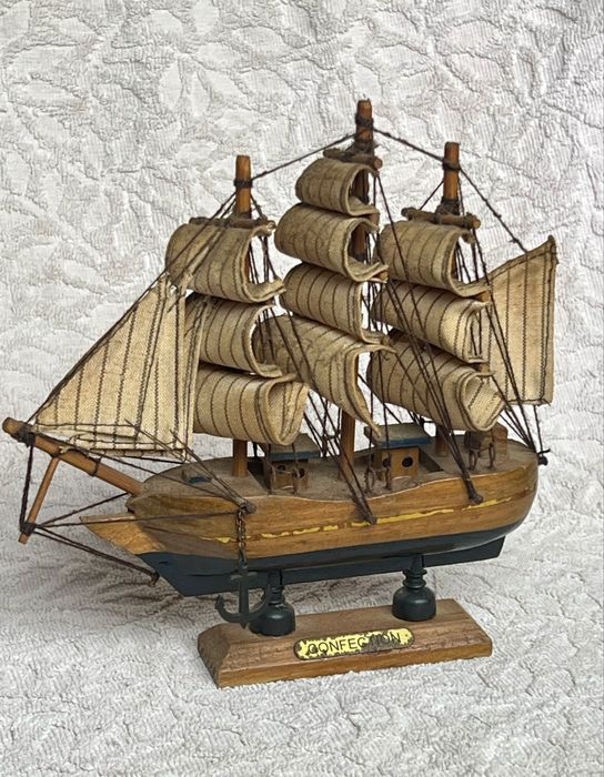 Miniatura de veleiro clássico Confection artesanal