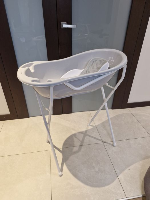Sprzedam wanienkę na stelarzu z wkładką niemowlęca..
