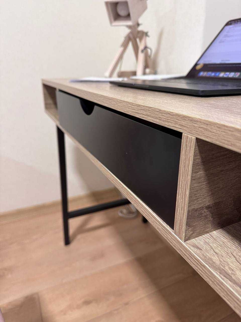 Стіл письмовий ABBETVED 48x120 св.дуб/чорний, в хорошому стані