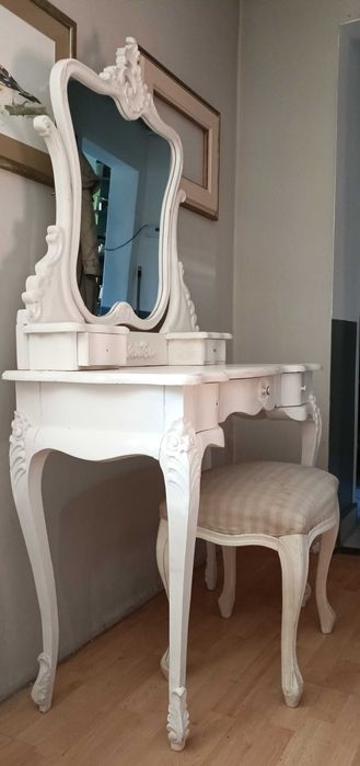 Rzeźbiona toaletka z drewna, stara, stylowa, ręczna robota