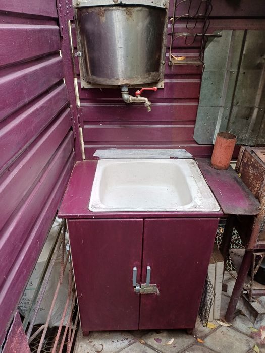 Мойка металическая с нержавеюшем баком.