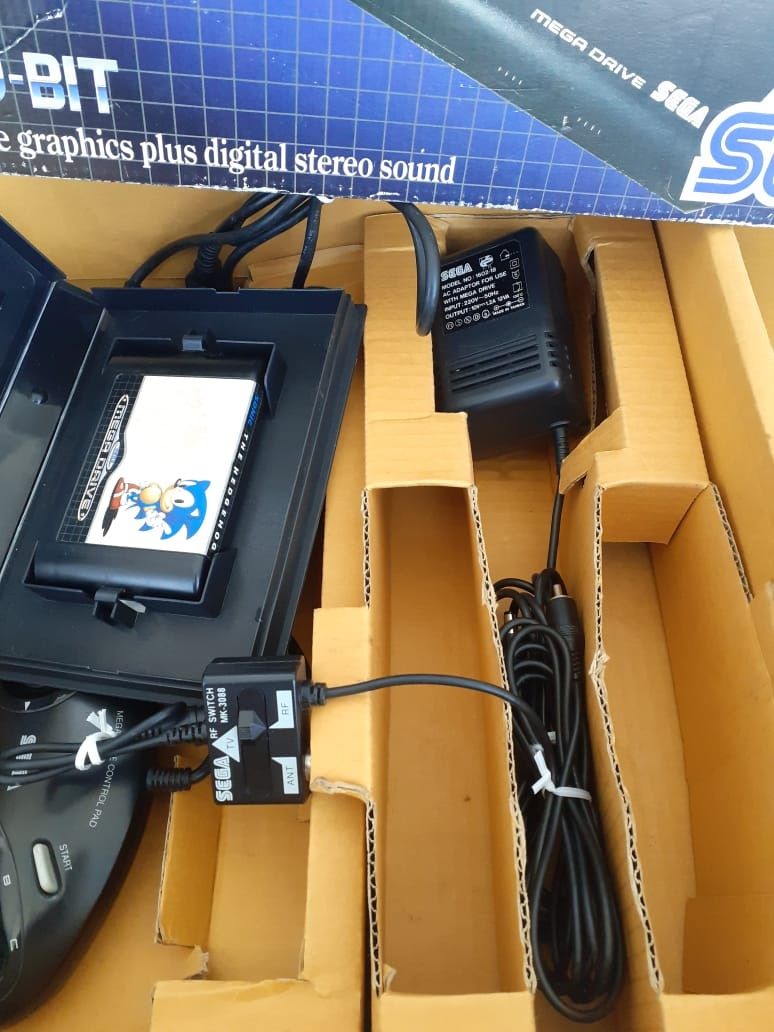 Sega Megadrive. Na caixa com 2 comandos, cabo rt e sonic