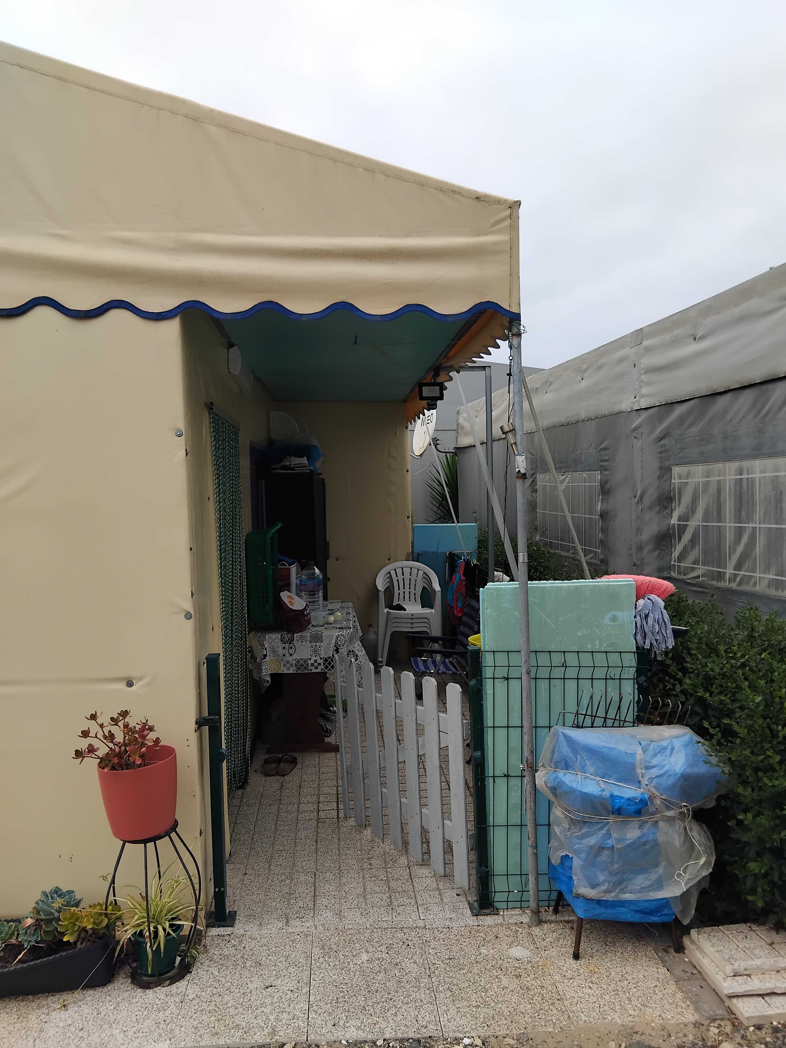 Roulote com avançado  fixo