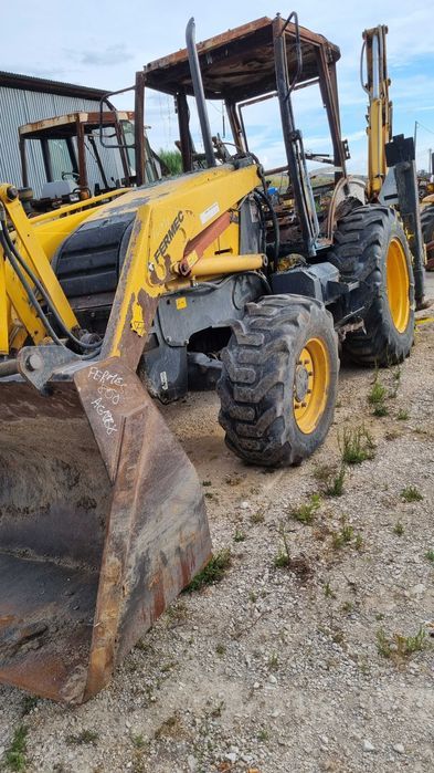 Retro Fermec 860 com lança extensivel e Komatsu WB97R para peças