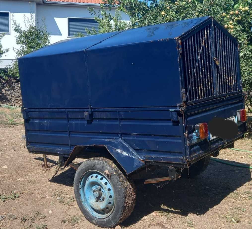 Atrelado Reboque metálico fechado  para transporte de carga