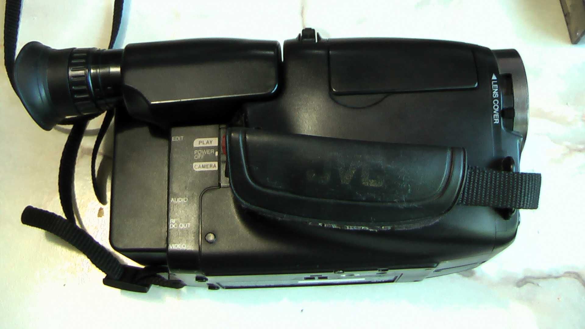 Відеокамера JVC GR-AX627E