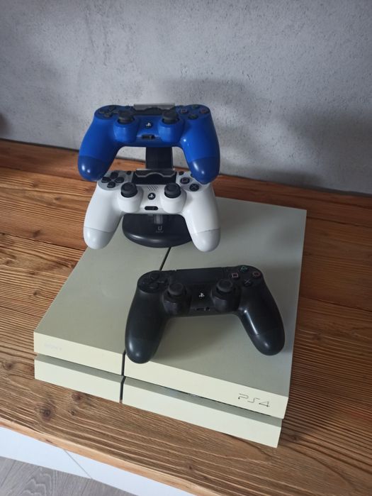 Playstation 4 Plus 5 gier i trzy pady