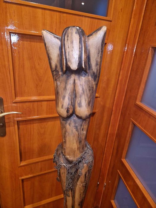 Rzeźbiona postać kobiety afrykańskie z drewna 1,5 m wysokości.