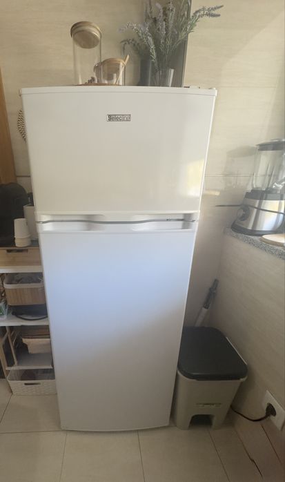 Frigorífico, novo e em bom estado