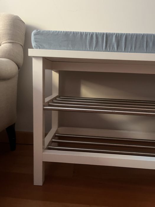 Banco com arrumacao sapatos