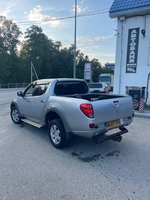 Nissan Navara; Mitsubishi L200