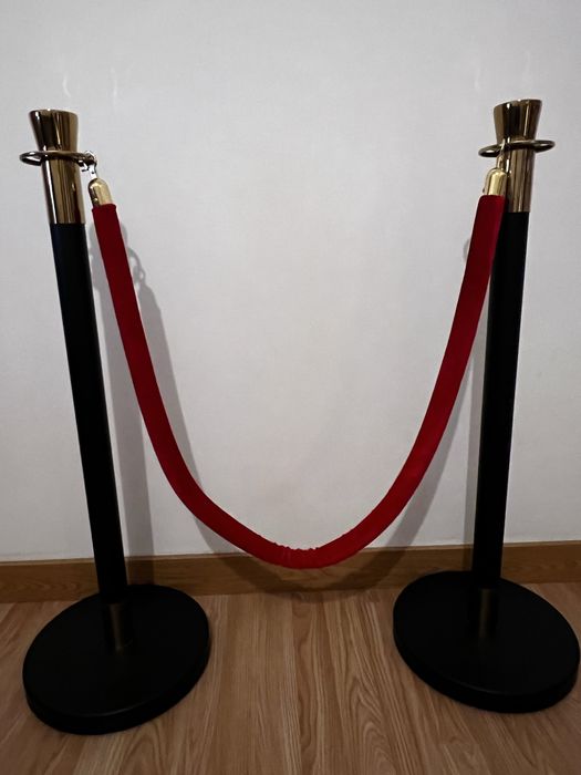 Baia com acabamentos dourados e vemelho