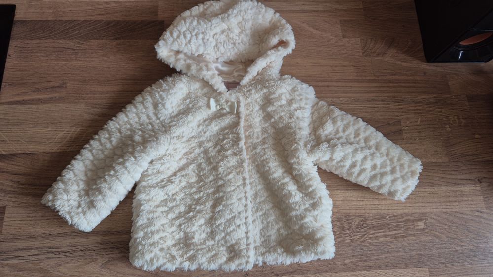 Białe futerko dla dziewczynki 6-9 mcy