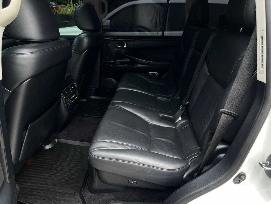 Lexus LX 570 AT 2011