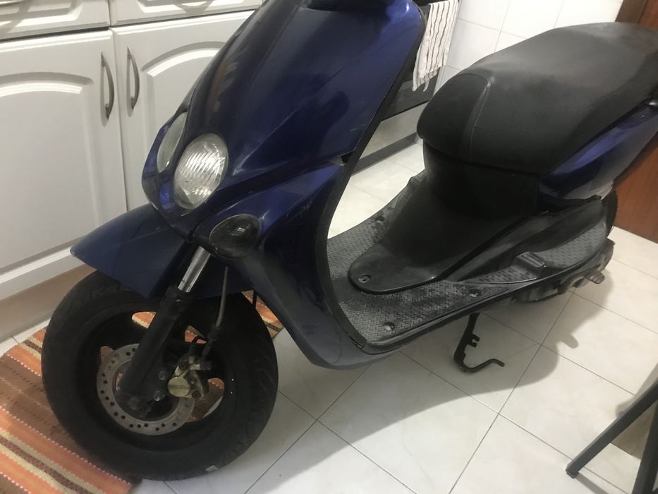 Eu estou a vender scooter 50cc yamaha azul gasolina