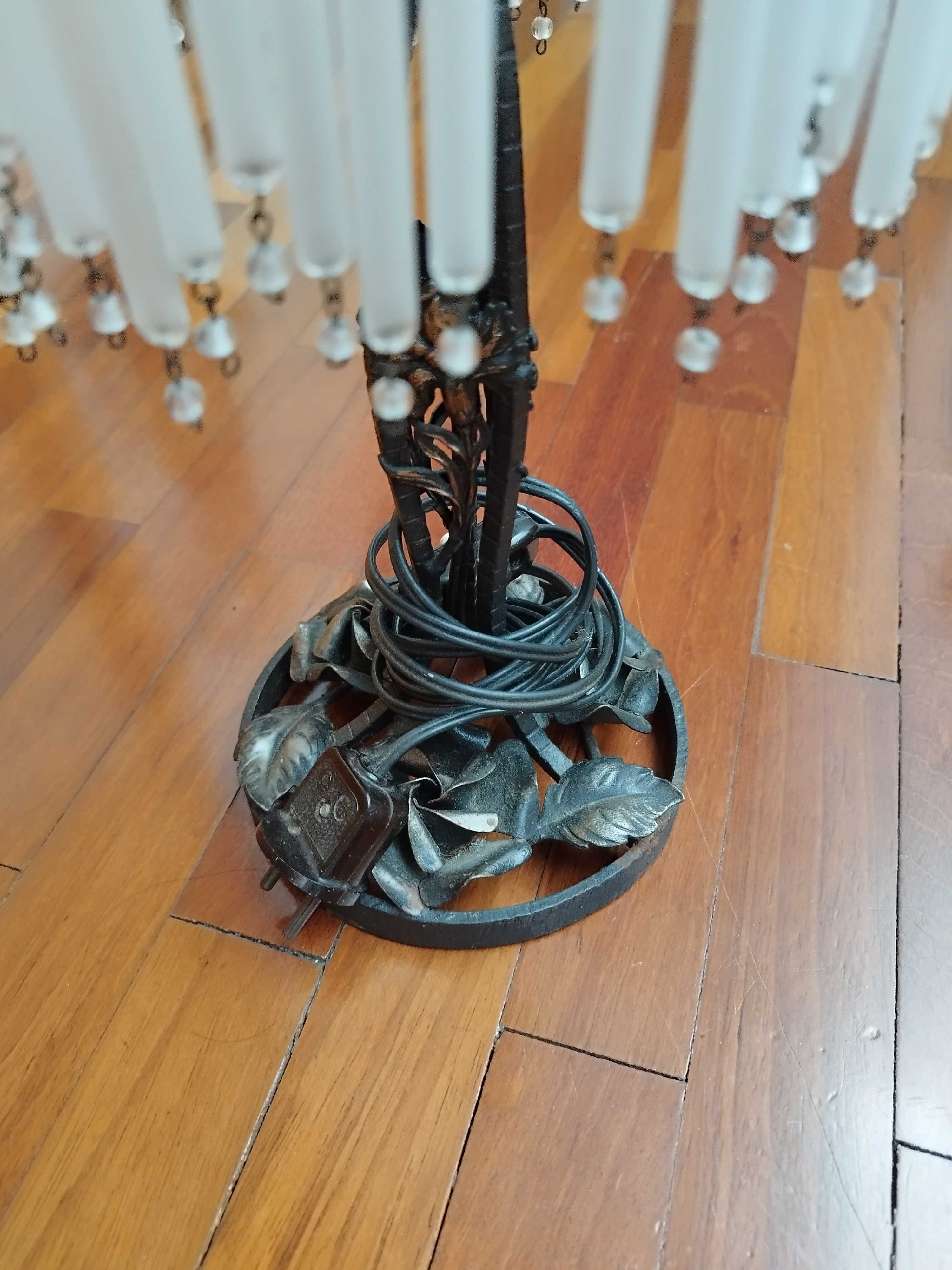 Candeeiro de mesa, tipo arte nova, em latão e vidro  trabalhado.
