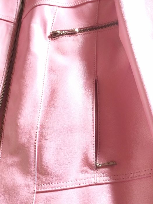 Blusão em pele genuína.