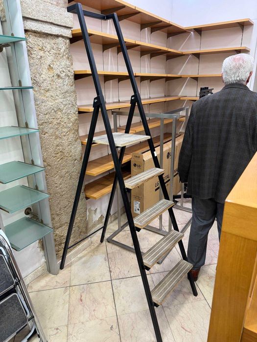 Escadote estrutura super-resistente em ferro com piso de madeira