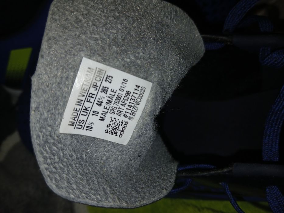 Продаю футбольне взуття