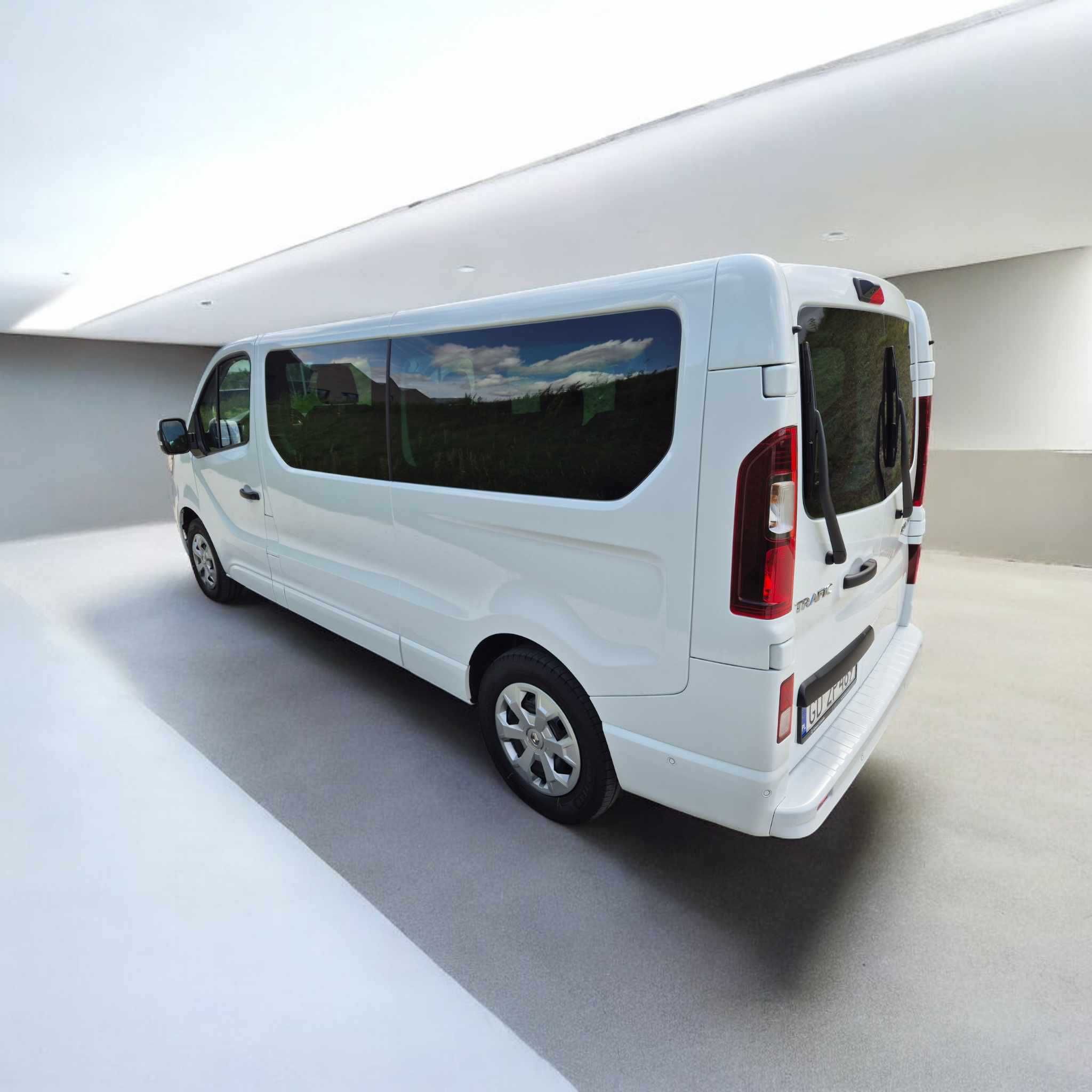 Wynajem Busa 9-Osobowy Renault Trafic Long, Nowy Model, 150 KM