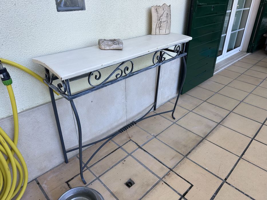 Mesa em ferro com tampo de madeira