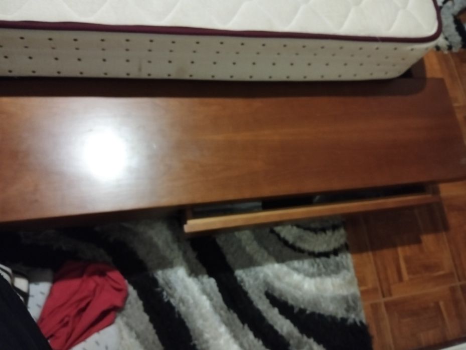 Vendo cama de casal sem colchão