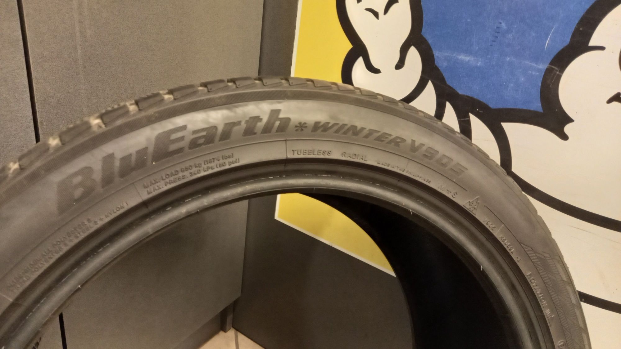 Opona Zimowa Yokohama BluEarth WinterV905 245/45R19 102W V905 1szt