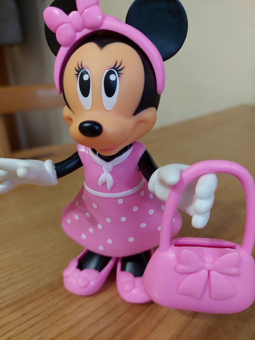 Figurka Minnie w stroju plażowym z dodatkowymi strojami.