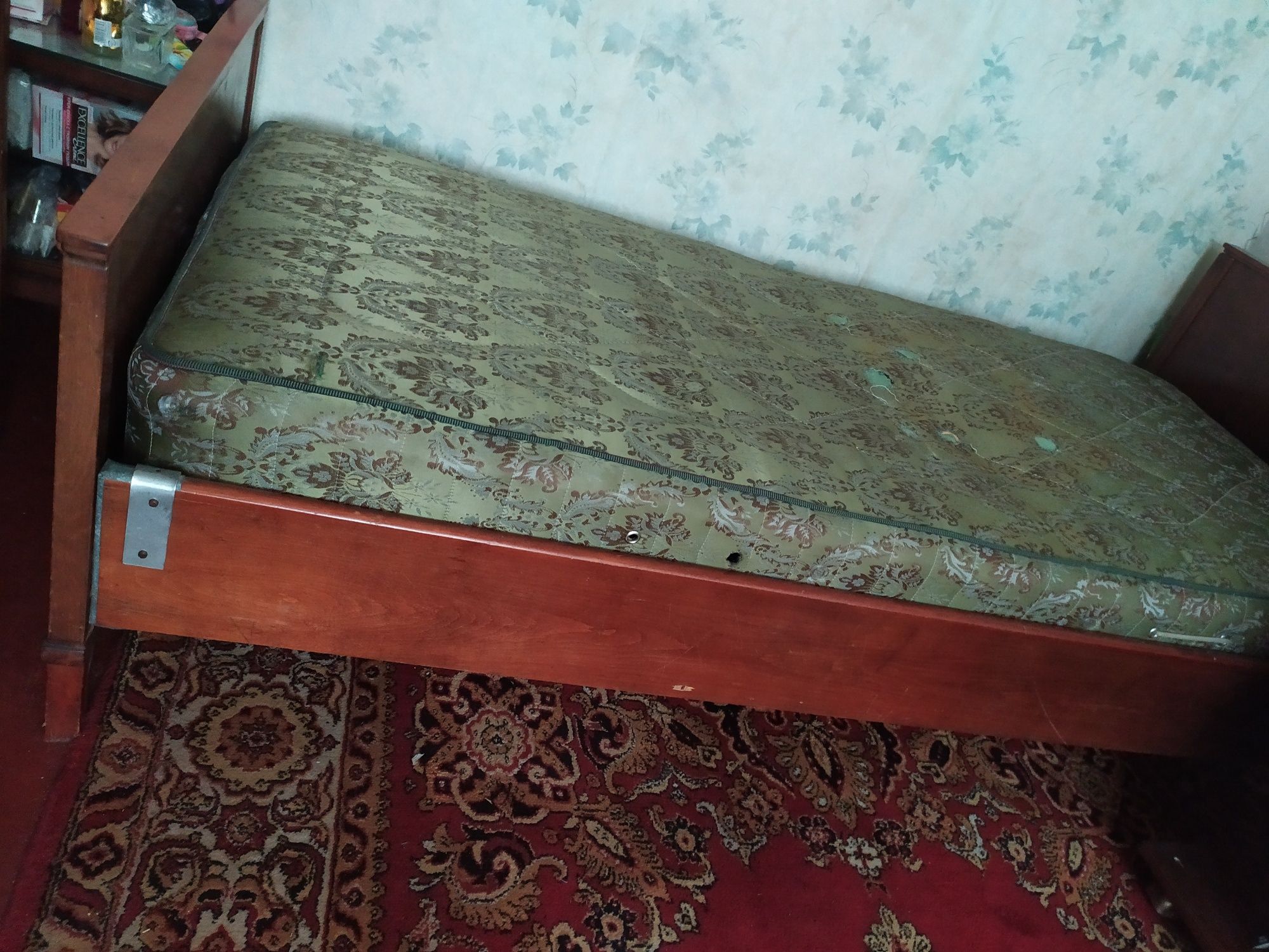 Кровать с матрасом полуторная б/у односпальная деревянная