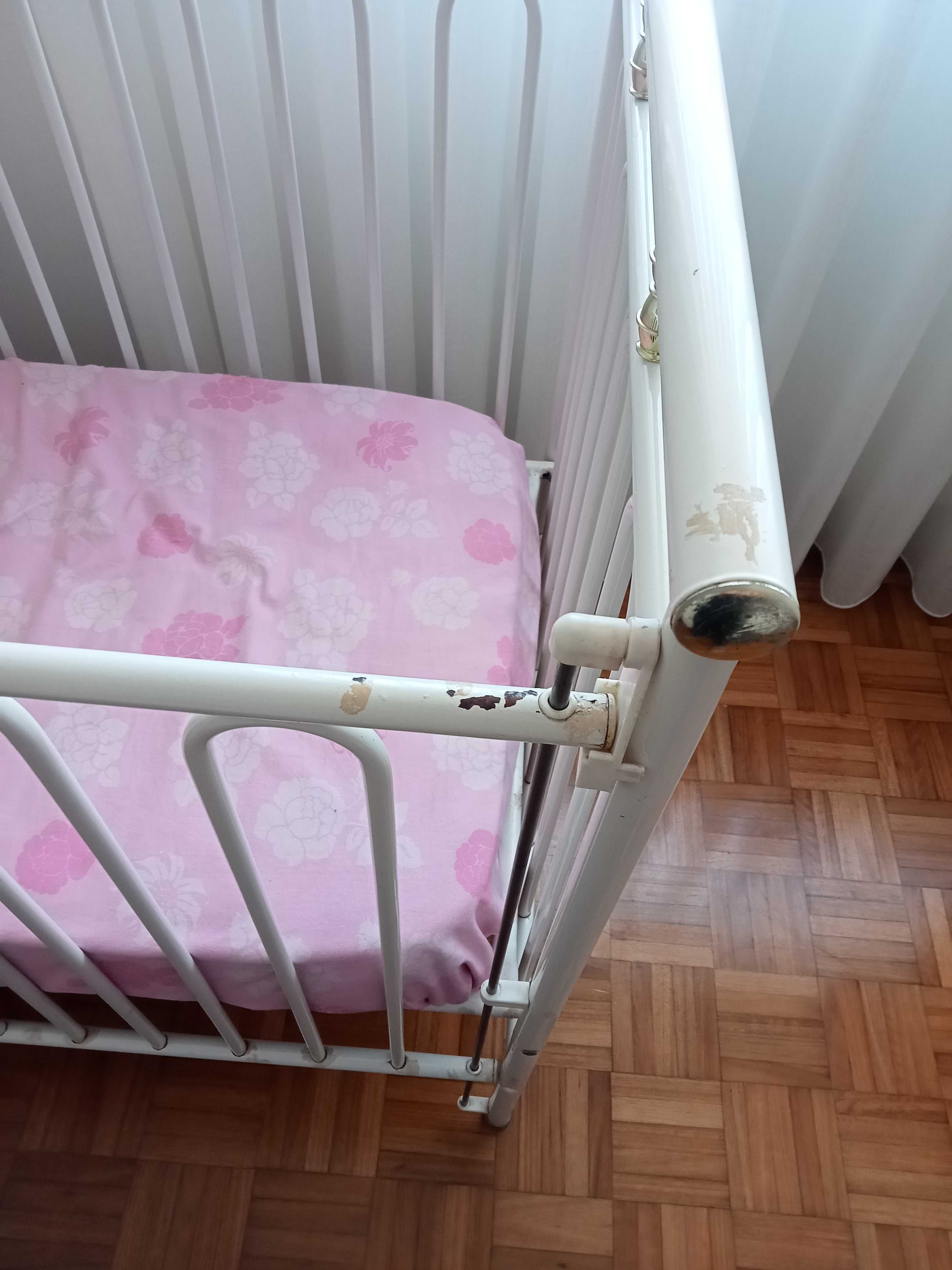 Cama de bebé em ferro