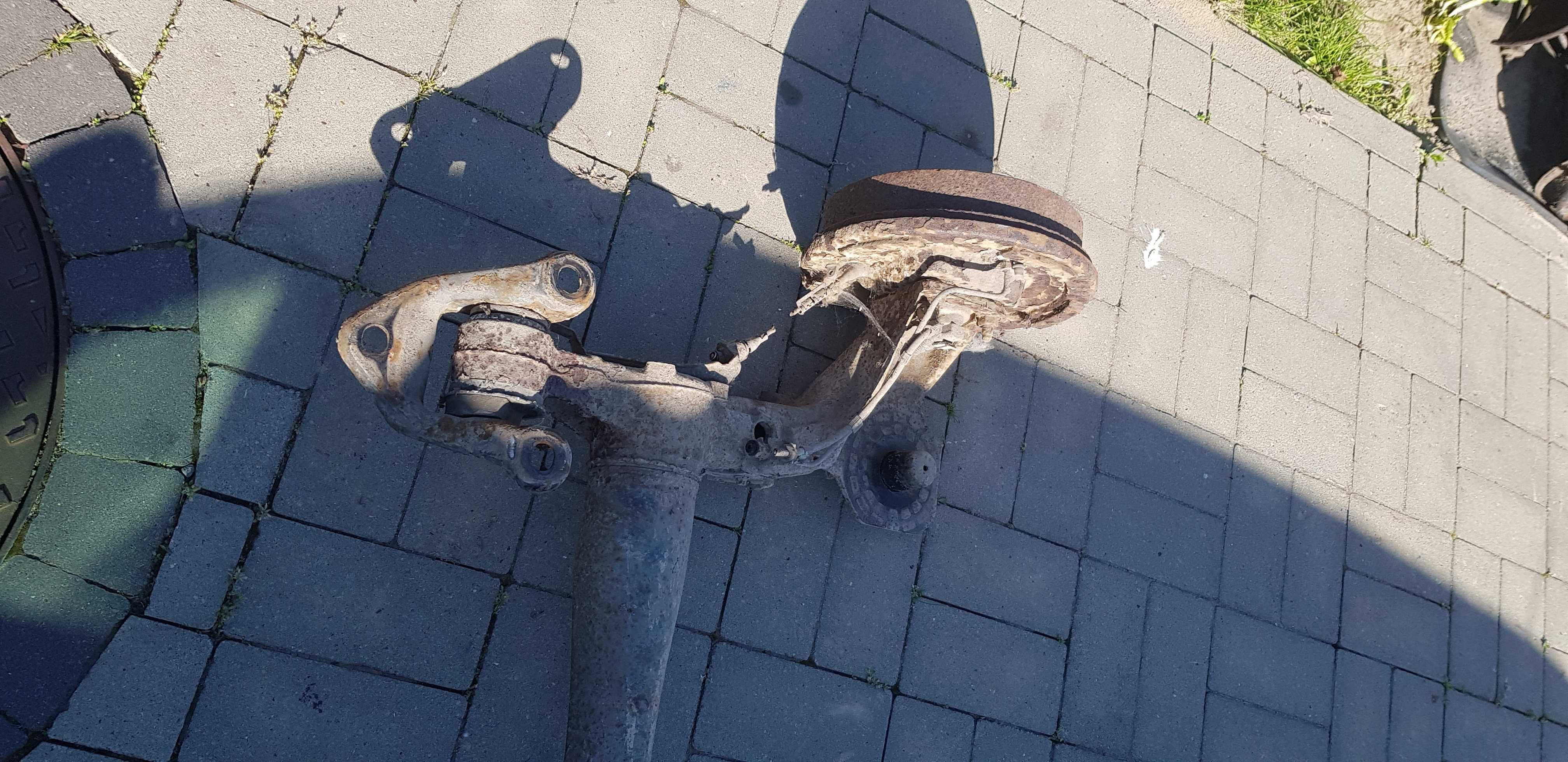 Opel Combo C Belka zawieszenia tył