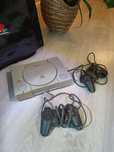 Playstation + comandos + bolsa