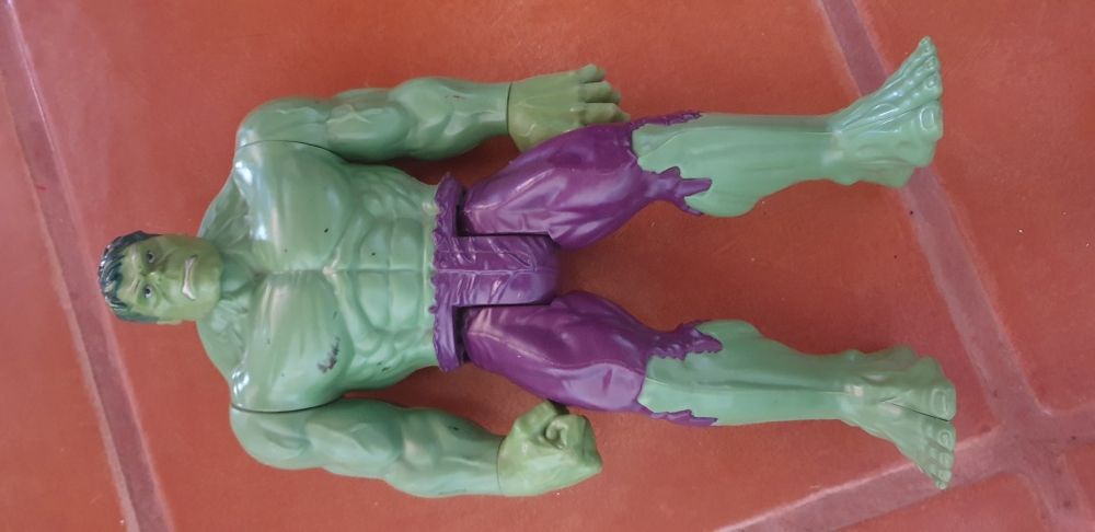 Hulk 27 a 28 cm de altura