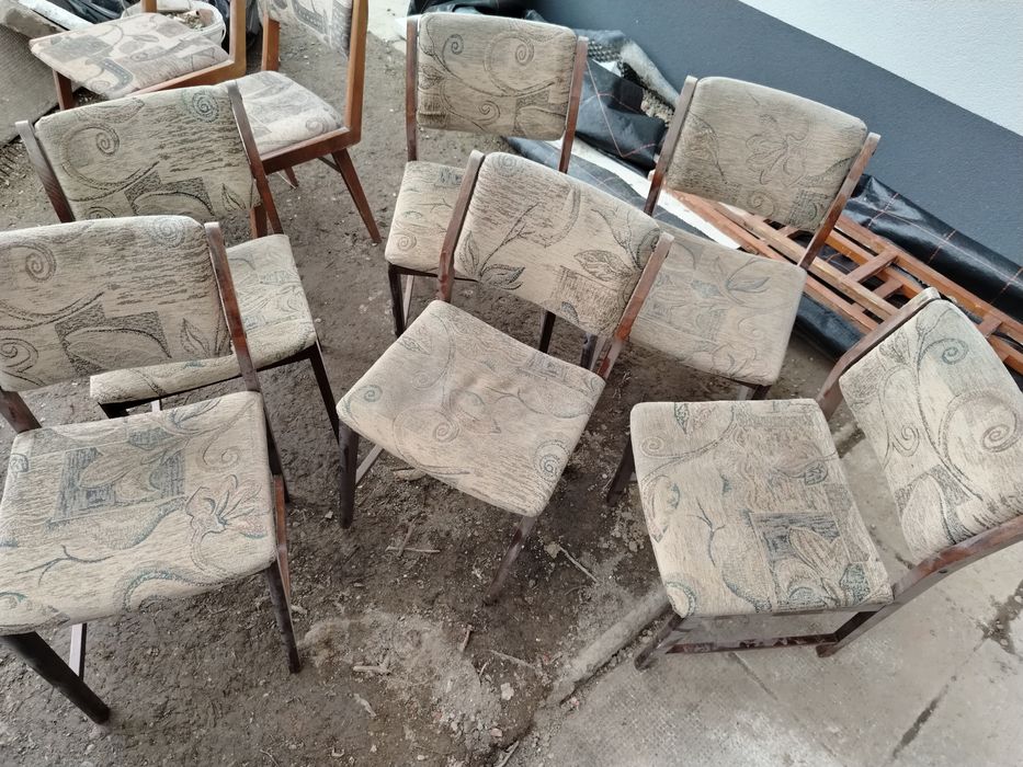 Stare stylowe krzesła z czasów PRL