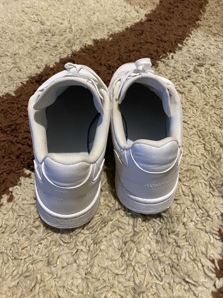 Кросівки adidas.