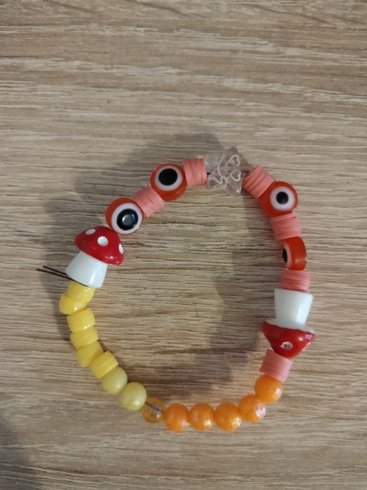 Tęczowa bransoletka.